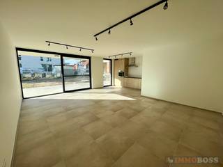 Broeke 103 bus 0002 te 9600 RONSE<br /><strong>Maak uw afspraak online voor het bezoekmoment: <br />https://immoboss.be/nl/aanbod/4397423/appartement-te-huur-in-9600-renaix</strong><br /><br />Dit recent nieuwbouwappartement uit residentie Broeke park bevindt zich op het gelijkvloers en beschikt over alle modern comfort. <br />Indeling: Inkom, ruime leefruimte met open keuken (vuurplaat, dampkap, oven, koelkast en vaatwas) en toegang tot het terras, berging, apart toilet, badkamer met inloopdouche en lavabomeubel (wordt nog geplaatst), slaapkamer 1 en slaapkamer 2. <br /><br />Troeven: <br />Ruim appartement 96m2<br />Ruim terras 26m2<br />Energiezuinig E-Peil 40<br />beschikt over ondergrondse parkeerplaats en kelderberging <br />centrale verwarming op gas (condensatieketel) - Vloerverwarming<br />vlotte bereikbaarheid <br />appartement werd pas geschilderd en voorzien van mooie lichtarmaturen. <br />VRIJ VANAF 1 AUGUSTUS 2026<br /><br />Provisiekost gemeenschappelijke kosten 75 euro per maand<br /><br /><br />Interesse? Contacteer IMMOBOSS 055 600 100 jens@immoboss.be