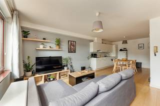 Dit gelijkvloers appartement bevindt zich in Mol, op een praktische locatie vlak bij winkels, openbaar vervoer en sportvoorzieningen. Dankzij de centrale ligging geniet u van alle dagelijkse faciliteiten binnen handbereik, terwijl u zich vlot kunt verplaatsen naar omliggende gemeenten.<br /><br />Met een bewoonbare oppervlakte van 55 m² biedt dit appartement een efficiënte en functionele indeling. U komt binnen in de open keuken die naadloos aansluit op de gezellige leef- en eetruimte, wat zorgt voor een aangenaam gevoel van ruimte. Verder beschikt het appartement over een slaapkamer en een badkamer uitgerust met een douche in ligbad. De compacte indeling maakt dit pand bijzonder geschikt voor alleenstaanden, starters of investeerders die op zoek zijn naar een onderhoudsvriendelijke woonst.<br /><br />Door middel van een minimale ingreep kan er aan de renovatieverplichting worden voldaan.<br /><br />De EPC-score bedraagt 465 kWh/m² jaar (label E). Dit pand is onderworpen aan de renovatieverplichting van de Vlaamse overheid voor residentiële gebouwen (behoudens bij sloop binnen 6 jaar na de aankoop). Consulteer voor meer informatie de website van het Vlaams Energie- en Klimaatagentschap via https://www.vlaanderen.be/een-huis-of-appartement-kopen/renovatieverplichting-voor-residentiele-gebouwen. Door de huidige elektrische verwarming te vervangen door een energiezuinige oplossing kan aan deze verplichting worden voldaan.<br /><br />Een extra troef is de mogelijkheid om één of twee garages aan te kopen voor € 10.000 per garage, wat zorgt voor extra comfort en praktische parkeermogelijkheden.<br /><br />Troeven:<br /><br />Centrale ligging nabij winkels, openbaar vervoer en sportvoorzieningen<br />Gelijkvloers appartement<br />Praktische indeling met open leefruimte en keuken<br />Ideaal voor starters of investeerders<br />Mogelijkheid tot aankoop van 1 of 2 garages<br />Renovatieplicht eenvoudig aan te pakken via energiezuinige verwarming<br />Onderhoudsvriendelijke woonst van 55 m²