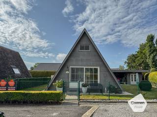 Deze prachtige vakantiewoning met karakter biedt een geweldige kans voor liefhebbers van rust. Gelegen in een rustige en centrale omgeving, is deze woning omgeven door groen en natuur, perfect voor wie houdt van een rustige omgeving.<br />De woning straalt charme uit door haar authentieke kenmerken.<br /><br />Kenmerken:<br />* Authentieke vakantiewoning met veel charme en potentieel;<br />* Aanwezigheid van ruim tuinhuis;<br />* Parkeergelegenheid op domein;<br />* Gelegen in een rustige en natuurrijke omgeving;<br />* Ruim privatief perceel;<br />*  veel lichtinval + comfort;<br /><br />Neem snel contact op voor meer informatie en plan een bezichtiging;
