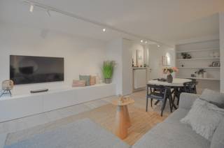 Volledig gerenoveerd duplex-appartement met twee ruime terrassen, ideaal gelegen nabij het commercieel centrum en de Zeedijk.<br />Indeling:<br />Inkomhal met gastentoilet en vestiaire.<br />Volledig uitgeruste keuken voorzien van alle comfort, met toegang tot het terras aan de achterzijde. Berging met voorzieningen voor het plaatsen van een wasmachine.<br />Lichtrijke leefruimte met bureauhoek, eetgedeelte, ingebouwde kasten en een gezellig salon dat uitkomt op het terras aan de voorzijde.<br />Verdieping:<br />Masterbedroom met ingebouwde kasten en aansluitende douchekamer.<br />Tweede ruime slaapkamer met ingebouwde kasten.<br />Derde kamer met stapelbed.<br />Douchekamer en een apart toilet.