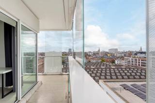 TREVI: Deze unieke hoekstudio is gelegen op de 7de verdieping van De Parktoren.  Gerealiseerd door BESIX; een weldoordachte creatie die werd bekroond met de prijs Architizer A+.   Gelegen nabij het Eilandje naast Park Spoor Noord en de AP Hogeschool vindt u dit opmerkelijk gebouw.

Deze studio beschikt over een keuken voorzien van kookplaat met dampkap, oven en frigo, een badkamer (met enkele lavabo, douche en toilet) en een bergruimte met aansluiting voor de wasmachine. Een uniek pluspunt is het zeer ruim hoekterras met een prachtig uitzicht. 

Belangrijkste troeven:
- Volledig instapklaar,
- Energiezuinig
- Uniek hoekterras

Elektriciteit is conform, EPB label B. Bij het appartement horen ook 2 genummerde fietshaken. 

De studio is momenteel verhuurd aan €625 + €95, ideaal als investering maar natuurlijk ook voor eigen gebruik of uw studerende kinderen. 

Aarzel niet en vraag meteen uw bezoek aan!