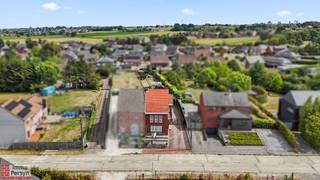Ben je op zoek naar een stevige, ruime woning met heel wat potentieel op een gunstige locatie?<br />Deze ruime halfopen bebouwing bevindt zich in de Koestraat te Scherpenheuvel, een rustige omgeving met een vlotte verbinding naar het centrum, scholen en de nodige voorzieningen.<br /><br />De woning dateert van 1960 en heeft een aanzienlijke bruikbare vloeroppervlakte van maar liefst 167 m². <br />Momenteel wordt de voorste kamer op het gelijkvloers gebruikt als slaapkamer, maar deze kan uiteraard ook dienen als aparte zithoek om zo de eetkamer en keuken tot 1 grote leefruimte om te vormen.<br />Het perceel biedt een mooie buitenruimte met een tuin, een garage, een praktisch bijgebouw en een ruime oprit.<br /><br />Deze woning beschikt over een recente aardgas-verwarmingsketel en is er een regenwaterput aanwezig.<br />Het pand heeft momenteel een EPC-score van 462 kWh/(m² jaar), wat overeenkomt met een energielabel E.<br /><br /><br /><u><strong>INDELING</strong></u><br /><strong>Gelijkvloers:</strong> Inkom, gelijkvloerse slaapkamer/ zithoek, eetkamer, keuken, badkamer, toilet, garage, bijgebouw<br /><strong>1ste verdieping:</strong> Overloop, 3 slaapkamers, toilet<br /><strong>Zolder: </strong>Zolder<br /><strong>Tuin:</strong> Tuin<br /><strong>Kelder:</strong> Kleine kelder<br /><br />Ervaar zelf de vele voordelen van deze woning tijdens een persoonlijke rondleiding.<br />Maak vandaag nog je afspraak.<br />Mail naar info@immopersyn.be of bel 013 444 008.<br />