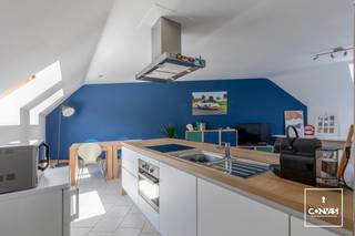 In deze <strong>kleinschalige residentie</strong> (4 units, beheer door mede-eigenaar=géén syndicus kost, geen lift) langs het water verschuilt dit gezellige instapklare appartement. Vlakbij de Coupure op wandelafstand van stadskern, lokale handelaars, openbaar vervoer en ligt recht tegenover het <strong>Groenevalleipark</strong>. Ideaal voor mensen die houden van rust en groen maar toch <strong>vlakbij het centrum</strong>.<br /><br />Het appartement bestaat uit een open leefruimte met keukeneiland, een eetplaats en een zithoek, <strong>twee slaapkamers</strong>, een badkamer met ligbad en wastafel en een apart toilet.<br /><br />Voor meer informatie en een bezoek, neem dan contact op met Theo via: theo@convas.be.