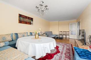 <p>Te koop: verzorgd gesloten appartement in het Koningin Fabiolapark, Sint-Niklaas, gelegen in een residentiële woonkern nabij scholen, openbaar vervoer en invalswegen.</p>
<p>Dit appartement (bouwjaar 1974) biedt een comfortabele indeling met een EPC-label B, wat zorgt voor een energiezuinige woonervaring. De ligging in een rustige, sociale omgeving maakt het ideaal voor wie centraal wil wonen met alle voorzieningen binnen handbereik. Het ruime terras vormt een aangename buitenruimte om te genieten van de omgeving.</p>
<p>Belangrijkste ruimtes:<br />• Inkomhal (4,33 m²) met parlofoon<br />• Ruime living (26,0 m²) met veel lichtinval<br />• Keuken (7,14 m²) met elektrische kookplaat, oven, dampkap en spoelbak<br />• Slaapkamer (14,92 m²)<br />• Badkamer (4,14 m²) met ligbad en spoelbak<br />• Toilet (1,28 m²)<br />• Berging (0,74 m²)<br />• Nachthal (1,93 m²)<br />• Terras (10,87 m²)</p>
<p> </p>
<p>Troeven:<br />• Energiezuinig dankzij EPC-label B<br />• Centrale ligging nabij scholen, openbaar vervoer en invalswegen<br />• Ruim terras als extra leefruimte</p>
<p> </p>
<p>Neem vandaag nog contact op met je ERA-makelaar voor een bezoek.</p>
<p>JOUW DROOMAPPARTEMENT. ZO GEVONDEN!</p>