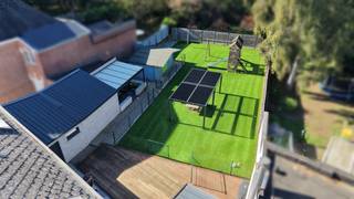 In het centrum van Schriek gelegen ruime woning met veel mogelijkheden tot een combinatie van wonen en werken of kangoeroewoning. De tuin is west georiënteerd. De woning omvat: kelder, inkomhal, bureel, 2de bureel (of 5e slaapkamer), zitruimte, wasplaats, werkruimte/berging, ruime diepe garage met hoge sectionale poort.<br />Op de verdieping: living met open ingerichte keuken (36m²), 4 slaapkamers (16m², 12m², 12m² en 10m²), badkamer (ligbad, dubbele lavabo en wc) en berging. Via vaste trap naar 2de verdieping ruime zolder met mogelijkheid tot bijmaken kamers. De woning heeft zowel airco voor verwarmen en koelen als cv op aardgas.<br />Totale vloeroppervlakte: 335m² + 80m² voor de 2de verdieping.<br />KI: 733 euro. EPC: 270 kWh/m² jaar - energielabel C - UC:3963416-RES-1.<br />De elektriciteit is conform. <br />Stedenbouwkundige info in aanvraag - woongebied - geen voorkooprecht ruimtelijke ordening - geen maatregelen in het Vlaams handhavingsplatform.<br />Niet overstromingsgevoelig - gebouwscore A - perceelscore A.