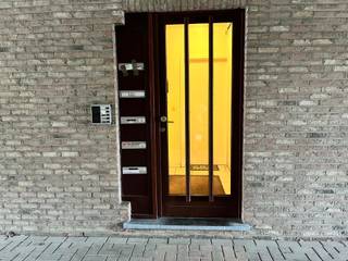 <div>U vindt dit gezellig appartement met terras en privéparking op een zeer centrale locatie op wandelafstand van winkels, scholen, openbaar vervoer en het ZNA Klina te Brasschaat. <br />Het appartement is gelegen op de tweede verdieping van een klein, verzorgd gebouw (zonder lift). <br /><br />U betreedt het gebouw via een lichte hal met een brede houten trap. Ruime en lichtrijke leefruimte met open keuken. Twee volwaardige slaapkamers, waarvan een toegang heeft tot een groot terras, bevinden zich aan de achterzijde van het appartement. De badkamer is ruim, voorzien van een dubbele wastafel, een moderne inloopdouche en een toilet. Bovendien bevindt zich hier een praktische grote bergruimte waar een wasmachine en droger kunnen worden aangesloten. <br /><br />Bij het appartement hoort ook een garagebox, welke achteraan het gebouw is gelegen (inbegrepen in de huurprijs).<br /><br />Bijzonderheden: <br />++ Gunstig EPC (117 kWh/m²) <br />++ Grote berging <br />++ Groot terras <br />++ Garagebox <br />++ Kleine gemeenschappelijke kosten (25€) <br />++ Goede bereikbaarheid aan talrijke invalswegen en openbaar vervoer <br /><br />Voor meer informatie of een bezoek ter plaatse, kan u vrijblijvend contact opnemen met Sigalit op 0475/66.84.74 of sigalit@reds.be</div>