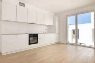 Spacious 97m² appartment in small co-ownership of only 5 appartments. Appartment has huge living room of 43m². Built to tomorrow's standards with solar panels, rainwater recovery for the toilets and triple glazing in all flats. Kitchen with SMEG appliances and parquet flooring. All this v with EPC A. Cellar (€3,000) and parking space (€24,000). Discover more by appointment!