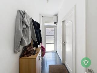 Deze verzorgde woning is gelegen in de Langepijpestraat te Torhout, op een strategische locatie tussen het bruisende centrum van Torhout en de Vredeweg richting Lichtervelde. Dankzij deze gunstige ligging geniet u van een uitstekende bereikbaarheid, terwijl winkels, scholen, sportfaciliteiten en openbaar vervoer zich op korte afstand bevinden.<br /><br />Indeling<br />Via de inkomhal komt u terecht in de lichtrijke leefruimte met aangenaam zicht op de tuin. De woonruimte omvat een gezellige zit- en eetplaats. Aansluitend bevindt zich de volledig geïnstalleerde keuken met directe toegang tot het aangelegde terras.<br /><br />Achter de keuken vindt u de badkamer, uitgerust met een lavabo, toilet en douchecabine, alsook een praktische wasruimte.<br /><br />Op de eerste verdieping bevinden zich de nachthal, een afzonderlijk gastentoilet en drie volwaardige slaapkamers.<br /><br />Via een vaste trap bereikt u de zolderverdieping, waar de mogelijkheid bestaat om twee extra slaapkamers te creëren.<br /><br />Troeven van deze woning<br />✔ Elektrische installatie conform gekeurd tot 2050<br />✔ Energiezuinig met EPC-label C<br />✔ Voorzien van zonnepanelen<br />✔ Mogelijkheid tot het creëren van extra slaapkamers<br />✔ Centrale ligging nabij centrum en invalswegen<br />✔ Ideaal als starterswoning of investeringseigendom<br /><br />Bent u op zoek naar een instapklare woning met potentieel op een strategische locatie? Neem dan vandaag nog contact op voor een bezoek ter plaatse.