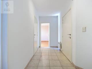 <p>Welkom in het hart van Landen, waar dit ruime duplex appartement je meteen zal verrassen.<br /><br />Gelegen in Residentie De Wijngaard, pal aan het Marktplein, combineert dit appartement een centrale ligging met een aangenaam wooncomfort.<br /><br />Met een bewoonbare oppervlakte van maar liefst 120 m² en twee terrassen geniet je hier op elk moment van de dag van zon en licht.<br />Via de gemeenschappelijke inkomhal bereiken we het appartement op de derde verdieping.<br /><br />We komen terecht in een centrale inkomhal die toegang geeft tot de slaapvertrekken en de trap naar de bovenliggende leefruimte.<br />Op deze verdieping bevinden zich twee slaapkamers en een verzorgde badkamer, uitgerust met een ligbad met douchefunctie, een dubbele wastafel en een toilet.<br /><br />Via één van de slaapkamers heb je bovendien toegang tot een gezellig, oostgericht terras.<br />De ideale plek om de dag rustig te starten met een kop koffie in de ochtendzon.<br /><br />Via de trap begeven we ons naar de bovenste verdieping, waar zich de leefruimte bevindt.<br /><br />Meteen valt de aangename lichtinval op.<br />De woonkamer geeft rechtstreeks uit op het ruime, zuidwestgerichte terras met een prachtig zicht over het Marktplein.<br />Hier geniet je de hele namiddag en avond van de zon en de levendige sfeer van het stadscentrum.<br /><br />De geïnstalleerde keuken met ontbijthoek sluit mooi aan op de leefruimte en biedt alle comfort voor het dagelijkse leven.<br />Verder beschikt deze verdieping nog over een praktische berging met aansluiting voor wasmachine en droogkast, evenals een afzonderlijk toilet.<br /><br />Ook praktisch heeft dit appartement heel wat te bieden.<br />Zo beschik je over een privatieve kelderberging én een afgesloten garage, waardoor je steeds voldoende opbergruimte hebt en je wagen veilig kan parkeren.<br /><br />Ben je op zoek naar een ruim appartement met twee terrassen, een garage en alle voorzieningen op wandelafstand?<br />Dan is dit zonder twijfel een bezoek waard. Hier woon je midden in het centrum van Landen, met winkels, horeca, openbaar vervoer en alle dagelijkse voorzieningen letterlijk om de hoek.<br /> </p>