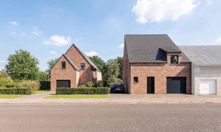 <h2><span>Mosselstraat 20 – Halfopen bebouwing</span></h2>
<p><span>Deze ruime halfopen woning beschikt over een praktische inpandige garage en een aangename leefruimte met open keuken. Grote raampartijen zorgen voor een mooie verbinding met de tuin en brengen volop natuurlijk licht naar binnen. De zuidwestelijk georiënteerde tuin vormt een heerlijke plek om te genieten van de buitenlucht.</span></p>
<p><span>Op de eerste verdieping bevinden zich </span><strong><span>drie ruime slaapkamers</span></strong><span>. Elke kamer biedt voldoende plaats voor een dubbel bed en ruime kasten of zelfs een dressing. De ingerichte badkamer is voorzien van een dubbele wastafel, ligbad en inloopdouche. Een afzonderlijk toilet zorgt voor extra comfort.</span></p>
<p><span>De woning beschikt bovendien over een </span><strong><span>ruime zolderverdieping</span></strong><span>, die tal van mogelijkheden biedt. Afhankelijk van de wensen kan deze ruimte ingericht worden als extra slaapkamer, hobbyruimte, bureau of polyvalente ruimte.</span></p>
<p><strong><span>Troeven:</span></strong></p>
<ul>
<li><span>Halfopen bebouwing</span></li>
<li><span>Inpandige garage</span></li>
<li><span>Ruime leefruimte met open keuken</span></li>
<li><span>Rechtstreeks zicht op en toegang tot de tuin</span></li>
<li><span>Zuidwestelijk georiënteerde tuin</span></li>
<li><span>3 ruime slaapkamers</span></li>
<li><span>Badkamer met dubbele wastafel, ligbad en inloopdouche</span></li>
<li><span>Apart toilet</span></li>
<li><span>Ruime zolder met mogelijkheid tot extra slaapkamer</span></li>
</ul>
<div></div>