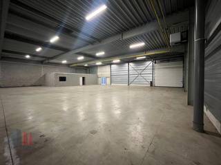Uitstekend gelegen loods van <strong>450 m²</strong> te huur op het industrieterrein Stadsheide, op een zeer vlotte bereikbare locatie nabij zowel de Kempische Steenweg als de Genkersteenweg, en bovendien op korte afstand van de Corda-campus.<br /><br />Deze magazijnruimte beschikt over een <strong>vrije hoogte van +/- 4,5 meter</strong> en is goed toegankelijk via een automatische ruime sectionale poort en 1 toegangsdeur, wat het in- en uitladen van goederen vergemakkelijkt. Tevens mogelijkheid tot uitbreiden van de loods tot 300 m² en 750 m².<br /><br />Het magazijn is uitgerust met een polybetonvloer, die een belasting van 3 ton per m² aankan, wat het ideaal maakt voor diverse bedrijfsactiviteiten. Daarnaast is er voldoende LED-verlichting aanwezig, evenals aerothermen op gas voor de nodige verwarming. Water, gas en elektriciteit (380 V) zijn aanwezig. De ruimte is verder voorzien van een inpandig kantoor, wat het mogelijk maakt om administratieve taken ter plaatse uit te voeren.<br /><br />Op de site is er ruime parkeer- en manoeuvreerruimte. De loods is <strong>onmiddellijk beschikbaar</strong>. Een ideale oplossing voor bedrijven die op zoek zijn naar een goed gelegen, goed uitgeruste en flexibele ruimte. Contacteer <strong>PANORAMA B2B</strong> voor bijkomende inlichtingen, plannen of een vrijblijvend plaatsbezoek <strong>011 220 300.</strong>