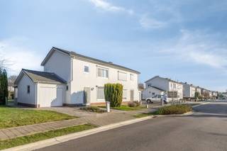 SOLIDE, GOED ONDERHOUDEN HALFOPEN BEBOUWING MET 3 SLAAPKAMERS, AANGENAME TUIN EN GARAGE OP 5A 85CA.Gelegen in rustige, kindvriendelijke woonwijk in...