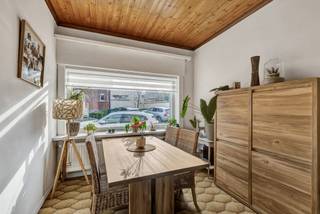 Voor meer info of een bezoek, bel 054 78 90 01 - Op een rustige ligging in Onkerzele (Geraardsbergen) bevindt zich deze deels gerenoveerde woning...