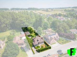 In het centrum van Balegem treffen we deze perfect onderhouden villa aan. Deze instapklare woning werd afgewerkt met hoogwaardige materialen en...