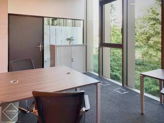 <p><strong>Op 1e of 2e verdieping in modern gebouw op het bedrijvenpark te Kortrijk!  6 - 8 - 12 - 24 - 35 m².</strong><br /><br /><strong>Met randaccomodatie</strong>: bemande receptie/onthaal, verschillende vergaderzalen, bijkomende open werkplaatsen, sanitaire voorzieningen, keuken met vaatwas en koffiemachine, terras met uizicht op een groene ruimte ...</p>

<p><br /><u><strong>AFWERKING</strong></u>: Vloer in parket en vasttapijt, hogerendementsbeglazing met aluminium schrijnwerk, verlaagd plafond.</p>

<p><br /><u><strong>NUTSVOORZIENINGEN</strong></u>: elektriciteit, stadswater, airco (warm/koud), ventilatiesysteem, internet (bekabeld en wifi) en telefonie.</p>

<p><br /><u><strong>LIGGING</strong></u>: nabij de R8, de ring rond Kortrijk, met aansluitingen op de E17 richting Rijsel-Gent-Antwerpen en de E403 richting Doornik-Brugge!<br /> </p>

<p><u><strong>ALL-IN PRIJS - INBEGREPEN</strong></u>:<br />- huur met 24/24 en 7/7 toegang (individueel afsluitbaar)<br />- meubilair incl IP-telefoontoestel<br />- telefoonabonnement met eigen lokaal nummer<br />- elektriciteit, water en gebruik airco + verwarming<br />- afvalverwerking<br />- blokpolis / brandverzekering<br />- syndickosten<br />- onroerende voorheffing<br />- internetverbinding<br />- gebruik en onderhoud van sanitaire voorzieningen<br /><br /><span><span>- Coworking vanaf €169,-/maand</span></span></p>
<span><span>- Kantoorruimte 1p vanaf €300,-/maand</span></span><br /><span><span>- Kantoorruimte 2p vanaf €431,-/maand</span></span><br /><span><span>- Kantoorruimte 3p vanaf €811,-/maand</span></span><br /><span><span>- Kantoorruimte 4p-6p vanaf €1.489,-/maand<br />- Kantoorruimte 8p vanaf 2.959,-/maand</span></span>

<p> </p>

<p><u>* Bijkomende interessante informatie</u>:<br />- Flexibel contract op maat met mogelijkheid tot korte-termijnhuur (1u - 3 weken - 6 maanden - per jaar - ...). Contacteer ons voor een voorstel op maat!<br />- Zeer moderne faciliteiten &amp; technologie<br />- Receptiedienst iedere dag aanwezig <br />-<strong> BOX 13</strong><br />- Huurprijs is exclusief 21% btw<br />- Foto's zijn indicatief.<br />- Onze ref.: <strong>O0083</strong> op <strong><span>www.centro.be </span></strong>of contacteer ons op<span> <strong>050 70 01 02</strong>.</span></p>