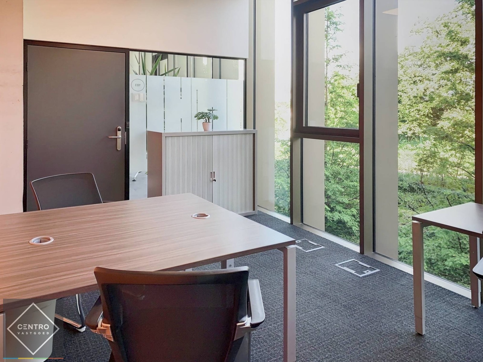 <p><strong>Volledig nieuwe LICHTRIJKE Plug & Play-KANTOREN</strong>, bemeubeld en voorzien van randaccommodatie (vergaderzalen, sanitair, keuken, printers, telefoontoestellen, ...) en service (receptie/telefoonbeantwoording, ...). <strong>ALL-IN PRIJS - photo 3