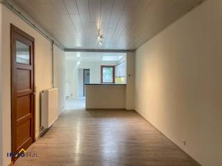 Ruime woning met 3 slaapkamers te centrum Aalst!<br /><br />De woning beschikt bij het binnenkomen over een inkomhal met toegang tot de kelder en de ruime leefruimte met open keuken. <br />Achteraan de woning bevindt zich een berging met apart toilet en toegang tot de terrastuin.<br /><br />Op de eerste verdieping bevinden zich twee ruime slaapkamers en de badkamer (dubbel lavabomeubel, inloopdouche en toilet). Op de tweede verdieping bevindt zich de ruime zolderverdieping, goed als 3de slaapkamer of master bedroom.<br /><br />De verwarming is aan de hand van centrale verwarming op aardgas.<br />Goed gelegen, nabij stadspark en aan belangrijke invalswegen.<br /><br />Voor meer info en/of een bezoek, contacteer ons via steffen@immotijl.be of 053 42 46 99.