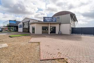 Wonen en werken op één locatie, met representatieve showroom, ruime magazijnen en een volledig uitgeruste woonst met zwembad.<br /><br />Deze multifunctionele eigendom biedt een showroom, showroomloods, afzonderlijke bureauruimte en een grote opslagloods aansluitend aan de showroom. Dankzij de ruime parkeermogelijkheden voor- en achteraan is het pand vlot toegankelijk voor klanten, leveranciers en medewerkers.<br /><br />De woonst beschikt over een ruime inkomhal, een lichtrijke leefruimte met moderne keuken, 5 slaapkamers, 2 badkamers. Buiten geniet u van een poolhouse met ingebouwd zwembad.<br /><br />Een ideale opportuniteit voor zelfstandigen, ondernemers of investeerders die wonen en werken willen combineren.<br /><br />Troeven: <br />- Showroom en bureauruimte<br />- Grote opslag- en magazijnruimtes<br />- Woonst met 5 slaapkamers en 2 badkamers<br />- Poolhouse met ingebouwd zwembad<br />- Ruime parkeergelegenheid<br />- Combinatie wonen en werken op één locatie<br /><br />Aarzel niet om contact op te nemen.