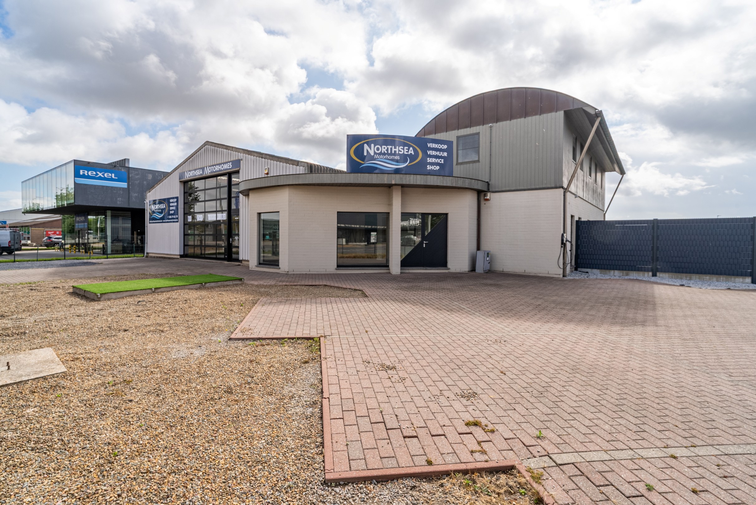 Bedrijfsgebouw met showroom, magazijnen en ruime woonst op commerciële ligging in Veurne - foto 2