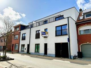 5 slaapkamers, vernieuwbouw én mogelijkheid tot 2% registratie – dit is zo’n woning die je zelden tegenkomt én meteen voelt kloppen.<br />Achter de strakke architectuur schuilt een woning waar ruimte, licht en comfort centraal staan. De lichtrijke leefruimte met open keuken vormt het hart van de woning, met grote raampartijen die binnen en buiten naadloos verbinden.<br />Met zowel een tuin als een ruim dakterras van 21 m² geniet je hier op elk moment van de dag van rust, zon en privacy — een zeldzame combinatie.<br />De woning beschikt over 5 volwaardige slaapkamers, waarvan één met dressing en 2 moderne badkamers, perfect afgestemd op hedendaags wonen.<br />Daarnaast is er een inpandige garage met sectionale poort, wat zorgt voor extra comfort en praktische bergruimte.<br />Ook energetisch zit je hier uitstekend:<br />Energiezuinige vernieuwbouw volgens de geldende EPB-normen, voorzien van zonnepanelen en moderne technieken.<br />Geschatte oplevering: oktober 2026.<br />Dit type woning — met dit volume, afwerkingsniveau en energieprestatie — komt zelden op de markt en blijft doorgaans niet lang beschikbaar.<br />Wacht niet te lang en plan vandaag nog je bezoek. Grondplannen op aanvraag.