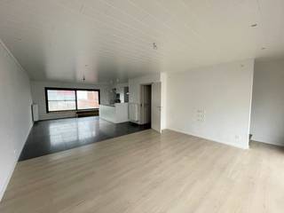 Deze strategisch gelegen woning pal in het centrum van Tielt bestaat uit: inkomhal - toilet - technische ruimte - living - keuken - berging - terras - badkamer - 4 slaapkamers - zolder. <br /><br />Direct beschikbaar. Contacteer ons gerust voor meer informatie.