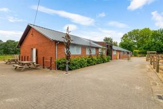 Complete paardenhouderij met binnen- en buitenpiste en bijgebouw met 2 appartementen. Het geheel is gelegen op een fraaie locatie met...