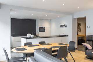 Op een <strong>uitmuntende ligging</strong> op <strong>wandelafstand</strong> <strong>van het strand </strong>en <strong>het Kursaal</strong> bevindt zich dit <strong>hoogwaardig afgewerkte appartement</strong> van <strong>109 m² bewoonbare oppervlakte,</strong> een echte zeldzaamheid in deze buurt. <strong>Comfort, licht en kwaliteit staan hier centraal.</strong><br /><br />De <strong>ruime en lichtrijke leefruimte</strong> sluit naadloos aan op de <strong>moderne open keuken</strong>, uitgevoerd met <strong>duurzame en kwalitatieve materialen</strong>. Het appartement beschikt over <strong>twee volwaardige slaapkamers</strong>, elk voorzien van <strong>ingemaakte maatkasten.</strong> <br /><br />De <strong>stijlvolle badkamer</strong> is uitgerust met een <strong>inloopdouche, wastafel en toilet</strong>. Verder is er een <strong>verzorgde inkomhal met vestiaire</strong>, een <strong>apart gastentoilet</strong> en een <strong>praktische berging met wasruimte. </strong>Het appartement heeft toegang tot <strong>balkons aan de voor- als achterzijde.</strong><br /><br />Extra troeven zijn de <strong>gerenoveerde</strong> <strong>inpandige garage </strong>met <strong>elektrische poort (verplicht bij te kopen)</strong>, een <strong>ruime privatieve kelder</strong> en een <strong>gemeenschappelijke fietsenstalling.</strong><br />Bij de renovatie werd bewust gekozen voor <strong>duurzame isolatie en energiezuinige technieken,</strong> wat resulteert in een <strong>EPC-label A.</strong> Het appartement is <strong>asbestveilig, de elektriciteit is conform</strong> en het geheel is <strong>volledig instapklaar</strong> — er zijn <strong>geen werken nodig.</strong><br /><br />In overleg met de eigenaars is het overnemen van (een deel van) het meubilair bespreekbaar, wat dit aanbod extra aantrekkelijk maakt.<br />Een unieke kans voor wie luxueus, zorgeloos en energiezuinig wil wonen op een absolute toplocatie aan zee.