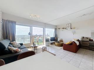 Deze studio op de 9de verdieping van residentie Laguna Beach bezorgt u een instant vakantiegevoel! Dankzij de open indeling met keuken, eet-, zit- en slaaphoek ervaart u overal licht en ruimte. De badkamer is voorzien van een wastafel, bad-douchecombinatie en een apart toilet. <br />Op het ruime terras geniet u van een prachtig uitzicht over het meer en de omgeving. <br /><br />Er is mogelijkheid tot aankoop van een privatieve, vlot toegankelijke parkeerplaats onder het gebouw (€45.000). <br /><br />Laguna Beach beschikt over een recreatiemeer met privéstrand en diverse ontspanningsfaciliteiten zoals een binnenzwembad, pingpongzaal, petanquebanen en volleybalveld. <br /><br />De perfecte uitvalsbasis voor een zorgeloze vakantie aan zee!