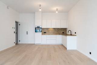 <strong>Wonen in een oase van rust</strong>, <strong>vlakbij</strong> de <strong>leieboorden</strong> van <strong>Kortrijk</strong>?<br />U kan er vinden: een <strong>ruim 1 slaapkamer gelijkvloers appartement</strong> van <strong>65m² met</strong> <strong>terras</strong> aanpalend aan een <strong>gemeenschappelijke tuin</strong>. Dit binnen een <strong>afgesloten residentie</strong>. <br /> <br />Het appartement bestaat uit een <strong>ingerichte keuken</strong> met een <strong>natuurstenen werkblad</strong>, <strong>vaatwas</strong>, <strong>frigo</strong> <strong>met</strong> <strong>diepvriesvak</strong>, <strong>keramische kookplaat</strong> en voldoende <strong>keukenkasten</strong>.<br />De <strong>leefruimte</strong> heeft <strong>zicht op </strong>de <strong>gemeenschappelijke</strong> <strong>tuin</strong> <strong>en</strong> het <strong>terras</strong>. <br />Verder is er een <strong>ruime slaapkamer</strong> eveneens palend aan de tuin en een <strong>badkamer</strong> met <strong>inloopdouche,</strong> <strong>lavabo en toilet. </strong><br />Spullen opbergen kan in de <strong>berging</strong> waar zich ook alle technieken bevinden. <br /><br />Het appartement wordt <strong>verwarmd</strong> met <strong>vloerverwarming</strong> <strong>via een</strong> <strong>warmtepomp</strong>. <br />Dankzij het <strong>gunstige EPC-A label</strong> geniet u bovendien van een <strong>bijzonder laag energieverbruik</strong>. <br />Verder is het appartement uitgerust met <strong>domotica en een videofoon</strong>. <br />In de <strong>ondergrondse garage</strong> is er een <strong>fietsstaanplaats</strong>. <br /><br />Het appartement is thans verhuurd, opzegmodaliteiten op aanvraag. <br /><strong> <br />Goesting om hier te wonen? Contacteer:</strong><br />Matthis op +32 477 804 350 of <u><strong>matthis@dekeyser.immo</strong></u><br />Leopold op +32 499 618 354 of <u><strong>leopold@dekeyser.immo</strong></u>