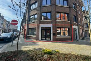 <p><span>GENT - Paul Fredericqstraat: </span><span>ben je op zoek naar een instapklaar en gerenoveerd handelspand op een centrale locatie te huur in Gent? Dan is dit pand mogelijk iets voor jou.</span></p><p><span> </span></p><p><span>De belangrijkste troeven in een notendop:</span></p><ul><li><span>Centrale ligging nabij centrum Gent</span></li><li><span>Recent gerenoveerd en energiezuinig (beschikt over 6 zonnepanelen)</span></li><li><span>Praktische indeling</span></li><li><span>Gezellige binnenkoer aanwezig</span></li></ul><p><span> </span></p><p><span>Indeling:</span></p><p><span>Het handelspand is rechtstreeks toegankelijk vanop straat. <br />Het pand omvat een ruime handelsruimte die zich perfect leent voor commerciële activiteiten of dienstverlening. Bovendien zijn er twee aparte ruimtes die ingericht kunnen worden als bureel, praktijkruimte of extra werkruimte.</span></p><p><span>Verder beschikt het pand over een berging en een apart toilet.</span></p><p><span> </span></p><p><span>Achteraan bevindt zich een binnenkoer, die bijdraagt tot extra lichtinval en een aangename buitenruimte. </span></p><p><span>Dankzij de functionele indeling en recente renovatie is dit pand onmiddellijk klaar voor gebruik.</span></p><p><span> </span></p><p><span>Belangrijke informatie:</span></p><p><span>Huurprijs: </span><span>1250 EURO/maand (excl. EGW)</span></p><p><span>Beschikbaar vanaf: </span><span>onmiddellijk</span></p><p><span>EPC: </span><span>A</span></p><p><span> </span></p><p><span>Neem contact op met Axel Lenaerts Makelaars voor meer informatie of een bezoek ter plaatse.</span></p><p><span> </span></p>