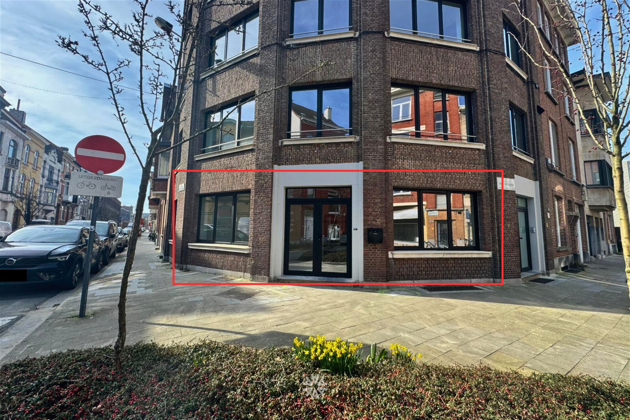 Gerenoveerd handelspand met gezellige binnenkoer te huur in Gent - foto 1