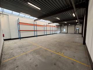 - magazijnruimte 240m²<br />- moderne kantoorruimte<br />- nabij oprit/afrit E313<br />- voldoende parking<br />- automatische sectionale poort (4 m hoog)<br />- veel natuurlijke lichtinval door de grote glaspartijen<br /><br />
<p>De units liggen stapvoets van elkaar op dezelfde flank van het industriegebouw en kunnen desgewenst gecombineerd worden aangeboden aan een partij die circa <strong>530 m²</strong> magazijnruimte zoekt.</p>