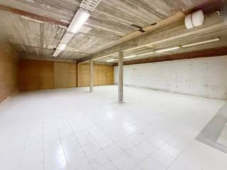 Voor meer informatie of een bezoek, mail naar verhuurwest@living-stone.beGunstig gelegen commercieel gelijkvloers (239m²) met kelder.Het commercieel...