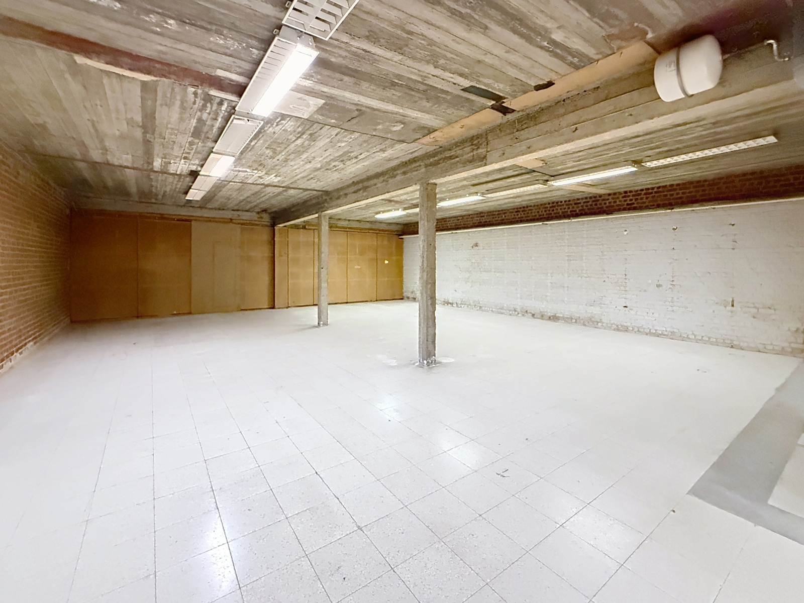 Commercieel gelijkvloers 239m² met kelder - foto 3