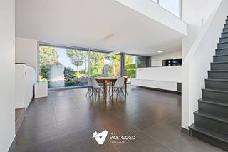 <p><span>Ruime, recente woning op TOP-ligging!</span></p><p><span> </span></p><p><span>Belangrijkste troeven:</span></p><p><span>- Recente, ruime woning met toffe indeling en zeer mooie ruimtes</span></p><p><span>- Fantastische, lichtrijke leefruimte met met open keuken en zicht op tuin en achterliggende velden</span></p><p><span>- Knappe zithoek met parket en aansluitend bureau met maatkasten</span></p><p><span>- 4 slaapkamers, berging/wasplaats met maatkasten</span></p><p><span>- Veel gebruik gemaakt van inbouwkasten</span></p><p><span>- Zonnepanelen met groenestroomcertificaten met opbrengst van bijna 2.000€/jaar</span></p><p><span>- Gelegen op een mooi, omheind perceel, voorzien van ruim terras met overkapping</span></p><p><span>- TOP-ligging nabij centrum en toch zeer rustig met prachtige zichten</span></p><p><span>- Extra's: volledig onderkelderd, alarm, screens, airco's, beregening, dakterras, achteraan bereikbaar,...</span></p><p><span> </span></p><p><span>Bekijk zeker ook de 3D virtuele rondleiding en de grondplannen met de afmetingen. Zo krijgt u van thuis uit al een perfect beeld van wat deze woning te bieden heeft!</span></p><p><span>Wenst u meer info of een vrijblijvende bezichtiging, contacteer dan ons kantoor op het nummer 014 39 99 99 en wij helpen u graag verder.</span></p>