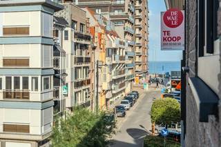 Prachtige studio te koop in het centrum van Middelkerke vlakbij het park. De studio bevindt zich op de derde verdieping van de residentie "Algarve", Koninginnelaan 31b en is zeer centraal gelegen in de directe omgeving van winkels, het park, de Zeedijk, openbaar vervoer en het casino.<br /><br />Indeling: <br />- inkomhall <br />- leefruimte (19m²)<br />- ingerichte keuken voorzien van o.a. frigo met vriesvak, oven en kookplaat met dampkap<br />- badkamer met douche, lavabo meubel en spiegelkast<br />- apart toilet<br />- berging<br /><br />Pluspunten: <br />- dakisolatie conform <br />- nieuwe lift<br />- gemeenschappelijke fietsenberging<br />- nieuwe pvc ramen<br />- Zuid-West georiënteerd<br />- op wandelafstand van zeedijk en winkels<br />- uitzicht op het park<br />- vlakbij openbare parking<br />- conform elektriciteitsattest<br /><br />Bent u op zoek naar een centraal gelegen gerenoveerde studio te koop te Middelkerke? Aarzel niet en leg vandaag nog uw bezoek vast! <br /><br />Bestuursmaatregelen in het maatregelenregister: nee