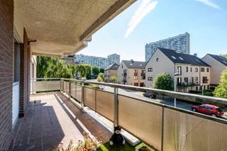 <p>Dès que tu franchis la porte, un sourire s’installe. Cet appartement de 60m² dégage immédiatement lumière et espace grâce à son vaste séjour, une pièce qui invite à la détente et aux moments conviviaux. Depuis le salon, tu accèdes directement à la première terrasse, parfaite pour savourer un café en toute tranquillité le matin. La cuisine s’intègre harmonieusement et rend le quotidien à la fois pratique et confortable.</p>
<p>La chambre, agréable et au calme, est l’endroit idéal pour bien commencer chaque journée. La salle de bain avec baignoire apporte cette touche supplémentaire de confort.</p>
<p>L’appartement dispose en plus de deux terrasses : idéales pour profiter du soleil couchant ou recevoir des amis dans une ambiance détendue. Une cave privée complète le tout, parfaite pour du rangement supplémentaire ou comme atout pratique au quotidien.</p>
<p>Situé à Ganshoren, il allie calme et accessibilité, avec commerces, transports en commun et espaces verts à proximité. Après une petite remise au goût du jour, cet appartement peut devenir ton chez-toi idéal. Contacte Luisa Simonian au 0498 88 81 70 ou luisa.simonian@living-stone.be. À très bientôt.</p>