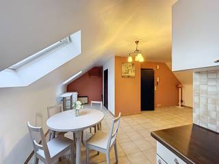 Dit aangename appartement is gelegen op de derde verdieping (zonder lift) van een rustig gebouw aan de rand van het centrum van Ninove.Via de...