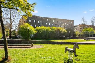 *** Penthouse met terras van 28 m² EN STAANPLAATS op topligging in Leuven ***Ontdek deze stijlvolle penthouse waar ruimte, comfort en lichtinval...