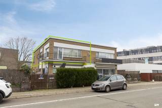 LICHTRIJK 2-SLAAPKAMERAPPARTEMENT (98 M²) MET 3 TERRASSEN &amp; GARAGEBOX, GELEGEN NABIJ HET CENTRUM V. SINT-KRUIS (BRUGGE) op de 1ste verdieping van een kleinschalige residentie met slechts 4 entiteiten.MEER INFO: https://www.immo2life.be/nl/te-koop?view=detail&amp;id=1180 De afgesloten privatieve garagebox (vraagprijs = 25.000 EURO) achteraan het appartementsgebouw is gemakkelijk bereikbaar via de gemeenschappelijke oprijlaan en voorzien van elektriciteit (licht en contactdoos).Dit energiezuinig appartement biedt alle hedendaags wooncomfort en bevindt zich strategisch gelegen nabij openbaar vervoer (bushalte 100 m), invalswegen (N9, N50, E403), winkels, horeca, scholen, recreatie (diverse faciliteiten op wandelafstand zoals voetbal, tennis en padel, ...) en op slechts 1 km van het Kasteel Rooigem en op 2 km van het historische stadscentrum van Brugge.Momenteel is deze eigendom verhuurd (met conformiteitsattest) tot en met 31 juli 2026 en bedraagt de actuele huurprijs 759 EURO per maand (exclusief garage).In 2022 werden volgende renovatiewerken uitgevoerd: het buitenschrijnwerk werd vervangen door PVC raamwerk met dubbele beglazing en voorziening van nieuwe individuele tellers voor gas, elektriciteit en water. De elektriciteit is conform de AREI-normen tot en met 6 juli 2047. Verder werd het appartement voorzien van een condenserende gasketel, vernieuwde keuken, badkamer, vloerbekleding (keramische tegels + laminaat) en het dak van het gebouw werd eveneens vernieuwd en geïsoleerd, wat zorgt voor een gunstige EPC-score (150 kWh/(m²jaar) = label B). Bovendien is er geen lift aanwezig en is er ook geen syndicus aangesteld, waardoor de periodieke algemene kosten zo goed als nihil zijn.De indeling is als volgt: inkom met vestiairekast, nachthal met apart toilet, ruime en lichtrijke woonkamer (41 m²) met open en volledig uitgeruste keuken en toegang tot het zuidwestgerichte terras, 2 ruime slaapkamers (15,7 m² - 13,1 m²) waarvan 1 met rolluiken en 1 met toegang tot het terras, ingerichte badkamer met inloopdouche, spiegelkast met wastafel, handdoekradiator en voorziening voor wasmachine en droogkast, aparte berging.