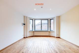 Dit gunstig gelegen appartement bevindt zich nabij het station van Leuven en op een boogscheut van het centrum. De lichtrijke flat omvat: een ruime woonkamer, een slaapkamer een geïnstalleerde keuken en een badkamer met douche, wastafel en toilet. Het appartement is gelegen op de tweede verdieping en op het gelijkvloers is er een gemeenschappelijke fietsenstalling aanwezig. De huurprijs bedraagt 780 euro en de maandelijkse lasten bedragen 200 euro per maand. Hierin zijn water, elektriciteit, verwarming en internet volledig inbegrepen. Het betreft hier een vast forfait en geen provisie. Wenst u graag een bezoek of extra informatie? Aarzel dan zeker niet contact op te nemen via info@homies.be. Homiés, an Eye for Immo!