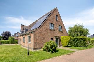 Op een commercieel interessante locatie in het centrum van Opwijk bevindt zich deze prachtige, karaktervolle open bebouwing. Met een indrukwekkende bewoonbare oppervlakte op een prachtig perceel biedt deze villa de ultieme flexibiliteit voor wie wonen wil combineren met een professionele activiteit of vrij beroep. Er is een volledig aparte praktijkruimte (2 consultatieruimtes) met wachtzaal, sanitair EN eigen ingang.Het woongedeelte is opgetrokken met traditionele, kwalitatieve materialen en straalt pure klasse uit:- Imposante inkomhal met vestiaire en gastentoilet- Sfeervolle woonkamer met parket, uitgerust met een gezellige open haard en bar- Keuken met toegang tot het terras en de kelder- Een grote en onderhoudsvriendelijke tuinDe eerste verdieping biedt alle comfort voor een groot gezin of extra opslag:- 5 ruime slaapkamers voorzien van praktische inbouwkasten- 2 zeer ruime badkamers- Linnenkamer/wasplaats- Grote bergzolderExtra troeven: - 15 zonnepanelen- Viessmann condensatieketel (aardgas)- Vrijstaande dubbele garage voor 2 wagens met een eigen, aparte opritUnieke flexibiliteit: door de dubbele toegang is deze villa tevens ideaal als zorg- of kangoeroewoning. Bent u op zoek naar een unieke eigendom met karakter waar uw zaak en gezin hand in hand gaan? Grijp deze kans in het hart van Opwijk en mis deze opportuniteit niet!Bestuursmaatregelen in het maatregelenregister: nee