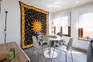 <p><span><span>Bent u op zoek naar een instapklaar appartement op een centrale ligging? Dan is dit volledig gerenoveerde appartement aan de Burchtstraat 29 bus 2 in Ninove zeker een bezoek waard.</span></span></p><p><span><span>Dit lichtrijke éénslaapkamerappartement werd in <strong>2023 volledig gerenoveerd</strong> en combineert hedendaags wooncomfort met een uitstekende ligging. De ruime leefruimte met open keuken vormt het hart van de woning en creëert een aangename, open sfeer waarin u zich meteen thuis voelt.</span></span></p><p><span><span>Dankzij de ligging in het centrum van Ninove bevinden winkels, horecazaken, openbaar vervoer en andere dagelijkse voorzieningen zich op wandelafstand. Bovendien is het appartement vlot bereikbaar, wat het zowel voor eigen bewoning als voor verhuur bijzonder interessant maakt.</span></span></p><p><span><span>Een extra troef zijn de bijzonder lage gemeenschappelijke kosten van slechts <strong>€ 16,67 per maand</strong>, waardoor u geniet van comfortabel wonen zonder hoge vaste lasten.</span></span></p><p><span><span>Kortom, een instapklaar appartement dat een centrale ligging, een recente renovatie en lage maandelijkse kosten perfect combineert. Ideaal voor starters, alleenstaanden, koppels of als interessante investering.</span></span></p><p><span><span><strong>Voor meer informatie of een bezoek, contacteer ons kantoor!</strong></span></span></p>
