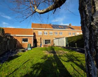 Stevige woning met betonstructuur te koop in Kuurne, waarvan het eerste verdiep al volledig gerenoveerd is.Bij het binnengaan van de woning kom je in...