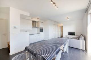 Op een centrale ligging aan de Emile Dancolaan 14 te Linkeroever bevindt zich dit aangename appartement, gebouwd in 2014 en gelegen op de bovenste verdieping van het gebouw. <br /><br />Dankzij de praktische indeling, de goede bereikbaarheid en het uitstekende EPC-label A is dit appartement zowel interessant voor eigen bewoning als voor wie op zoek is naar een mooie investering.<br /><br />Het appartement beschikt over een lichtrijke leefruimte met een aangename woonindeling, één slaapkamer en een badkamer met douche. Het toilet is apart voorzien. Daarnaast is er een extra berging in het appartement en krijg je ook een privatieve kelderberging inbegrepen.<br /><br />Ook op vlak van mobiliteit zit je hier goed. Dankzij de centrale ligging zijn er verschillende mogelijkheden voor openbaar vervoer, waardoor je vlot verbinding hebt met Antwerpen en de omliggende gemeenten.<br /><br />Een extra troef is de gemeenschappelijke fietsenstalling. <br /><br />Wie graag over een eigen parkeerplaats beschikt, kan bovendien een staanplaats optioneel aankopen voor € 25.000.<br /><br />Ben je op zoek naar een energiezuinig appartement op een centrale ligging in Linkeroever, of naar een interessante investering? Contacteer ons gerust voor meer info of een bezoek!