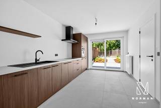 Hippe gerenoveerde woning met EPC-label A, 4 slaapkamers, uitweg en tal van extra's<br />Welkom in deze stijlvolle gerenoveerde en energiezuinige woning. Via de inkomhal met gastentoilet kom je terecht in de gezellige leef- en zitruimte. De trendy, volledig uitgeruste keuken vormt het hart van de woning en biedt dankzij de grote porte-fenêtre een overvloed aan natuurlijk licht en een aangenaam zicht op de tuin. Aansluitend bevinden zich een praktische berging en een kelder.<br />Op de eerste verdieping vind je twee ruime slaapkamers en een moderne badkamer met douche, bad, lavabo en toilet. De tweede verdieping beschikt over maar liefst 2 extra volwaardige slaapkamers, ideaal voor een groot gezin, een bureau of hobbyruimte.<br />Buiten geniet je van een zonnige tuin met terras, een uitweg en een private staanplaats met de mogelijkheid om een carport of garage te voorzien.<br />Extra troeven zijn de zonnepanelen, de conforme elektrische keuring en het uitstekende EPC-label A, wat garant staat voor een energiezuinige en toekomstgerichte woning.<br />Voor meer info of een bezoek bel Amber op 0470 11 17 12
