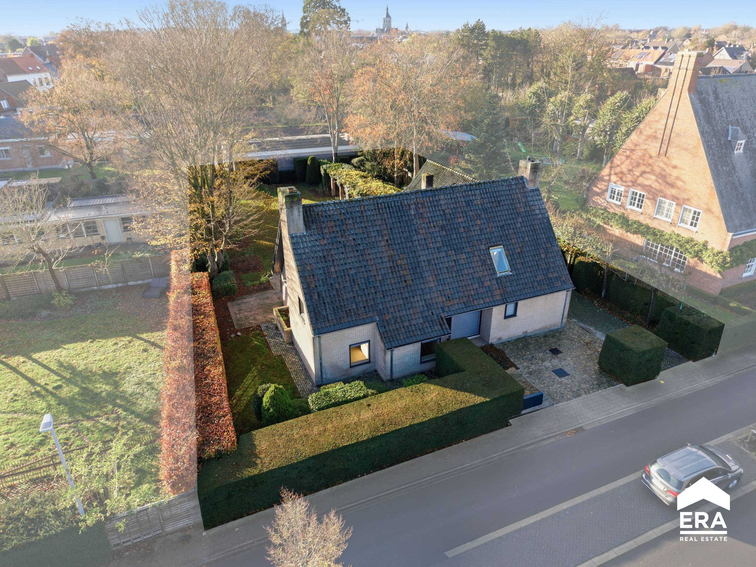 Karaktervolle villa te koop met ruime garage en tuin - foto 1