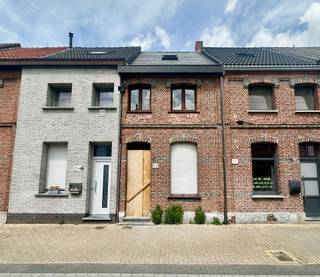 <p>Deze af te werken rijwoning biedt de mogelijkheid om op het gelijkvloers in te richten als: inkom, leefruimte, open keuken, badkamer en veranda.</p><p>Op de eerste verdieping is er 1 slaapkamer en een bureauruimte met vaste trap naar zolder. De zolderruimte is ingericht als slaapkamer.</p><p>De tuin heeft een tuinberging en er is een achteruitweg.</p>