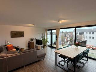 Mooi en lichtrijk appartement in Turnhout, bestaande uit: inkomhal met vestiaire, toilet, ruime leefruimte met grote raampartijen en toegang tot...