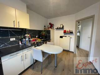 ✨Verzorgd Duplex-Appartement met 2 Slaapkamers en Privé-Parking ✨<br /><br />Dit instapklare appartement (EPC Label B!) biedt ruimte, comfort en een topligging.<br />De indeling:<br />🚪 Inkomhal & apart toilet.<br />🛋️ Leefruimte: Ruim en voorzien van tapijt/laminaat.<br />☀️ Terras: Groot en overdekt, direct aan de leefruimte.<br />🍳 Keuken: Volledig geïnstalleerd (Gas, Siemens oven, vaste tafel) + provisieberging (incl. extra koelkast & diepvries).<br />🛏️ Slaapkamers: 2 volwaardige, ruime kamers.<br />🛁 Badkamer: Met ligbad.<br />🚗 Gemeenschappelijke fietsenberging !!<br />De troeven:<br />✅ Energiezuinig: EPC 117 kWh/m² (Label B).<br />✅ Parkeren: Inclusief 1 private staanplaats achteraan.<br />✅ Flexibel: Vrij op 01 mei 2026<br />💶 Financieel: € 800 Huur + € 25 GK.